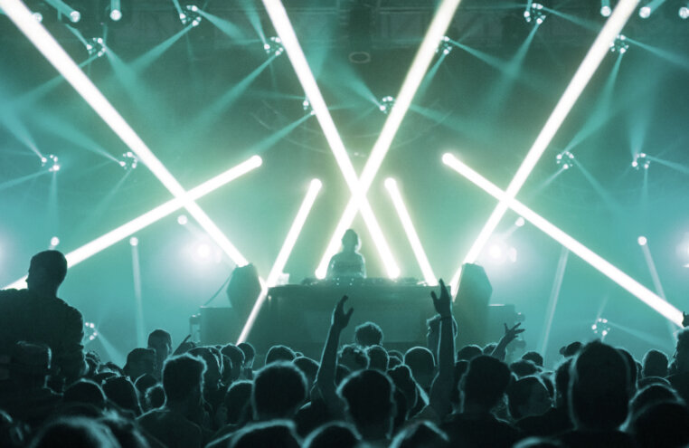 Lichttechnik mieten Berlin – Bühnenbeleuchtung, Movingheads & Showlicht für Events – Sweet Audio